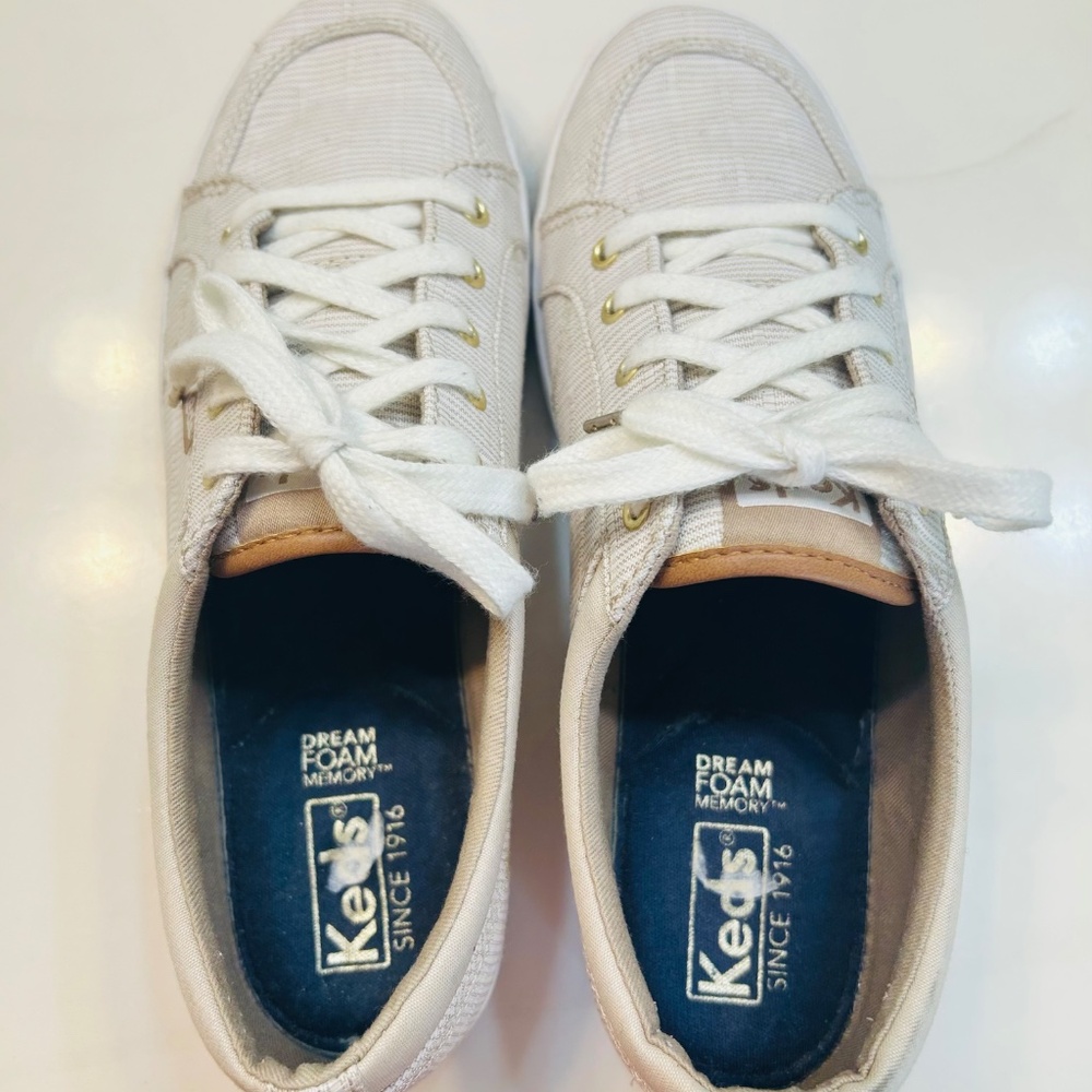 Keds Lace Up Sneakers with Dream Foam Memory   Like New Condition